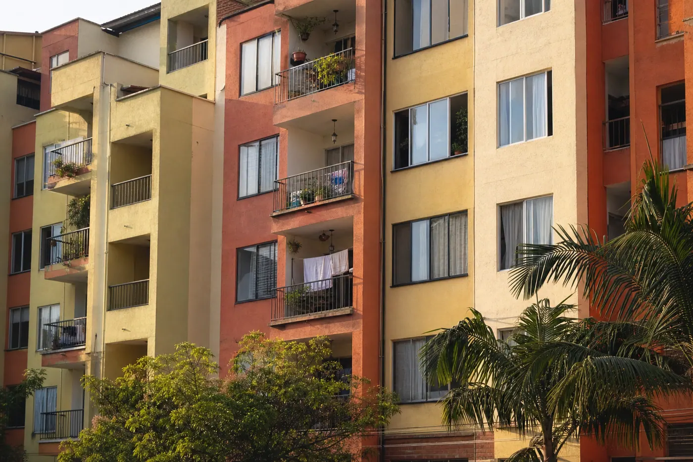 Fachada de edificio residencial colombiano en barrio de estrato medio — el tipo de inmueble donde realmente vive la mayoría de los colombianos