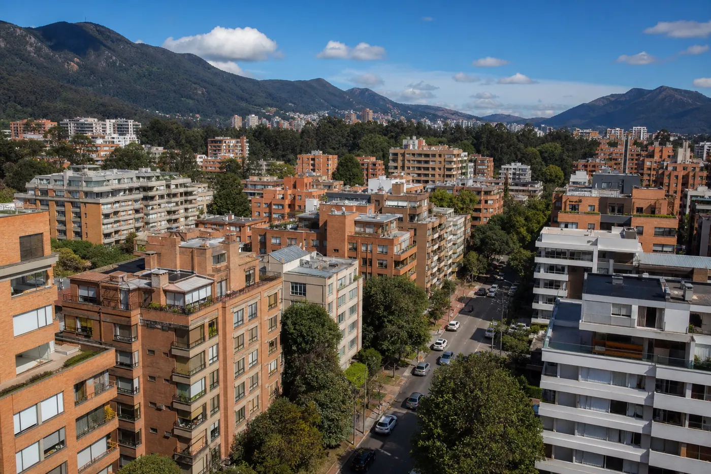 Vista aérea de un barrio residencial de Bogotá con edificios de apartamentos y calles arboladas