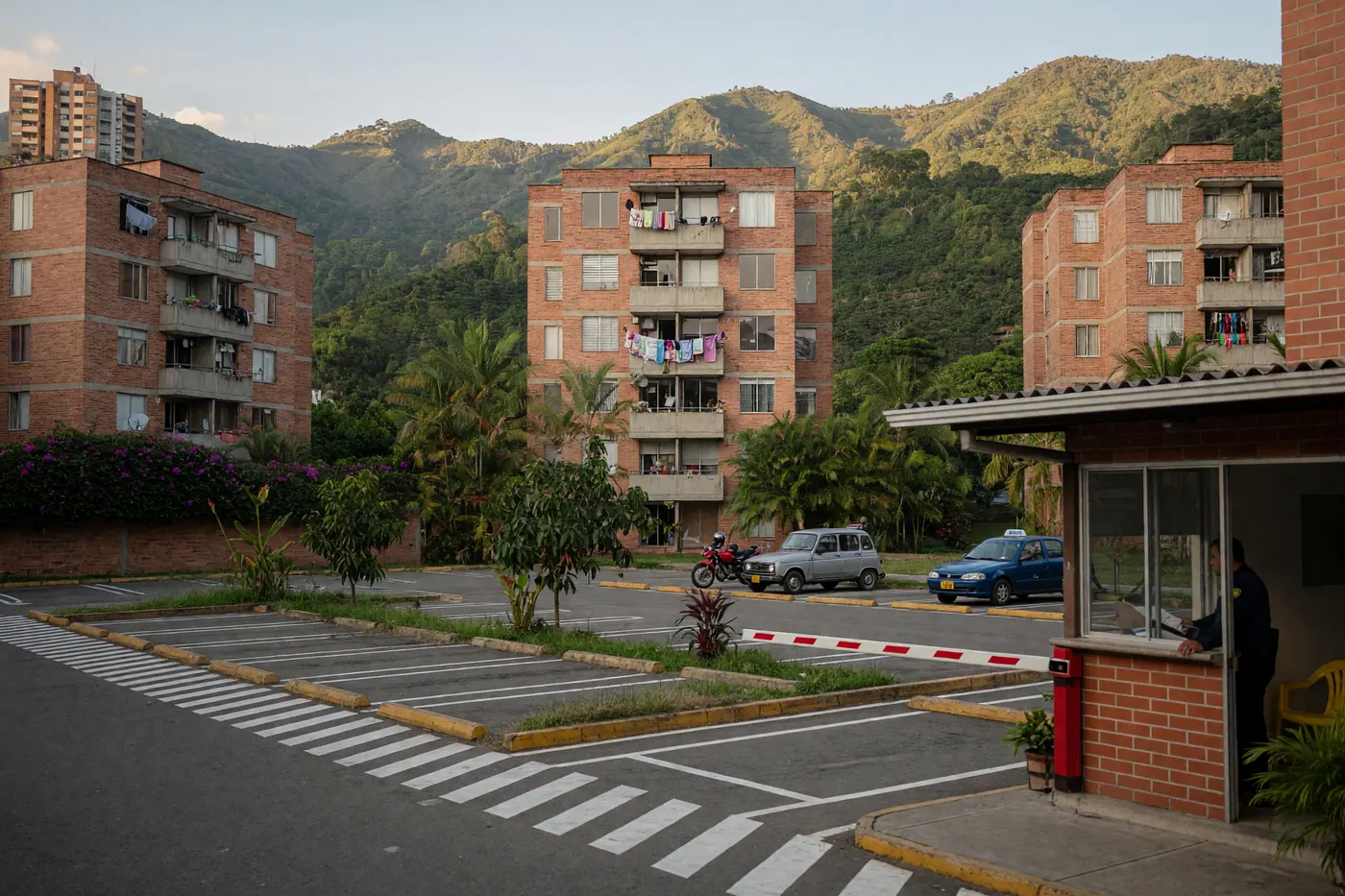 Parqueadero de visitantes y bahías señalizadas en un conjunto residencial de propiedad horizontal en Colombia