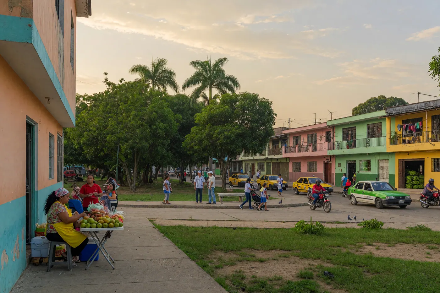Plaza de Bolívar de Florencia, Caquetá, con árboles tropicales, edificios bajos y tránsito cotidiano.