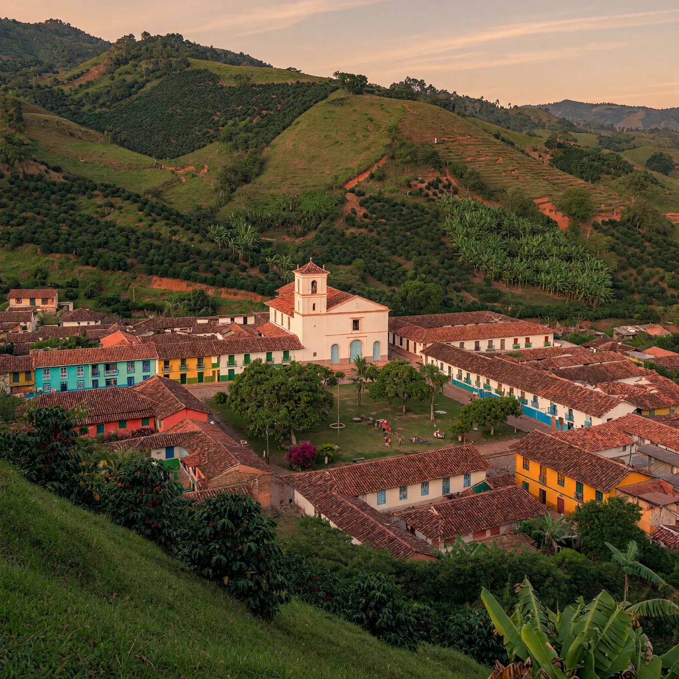 Pueblo cafetero tradicional de montaña en Caldas, con techos de teja y cafetales alrededor