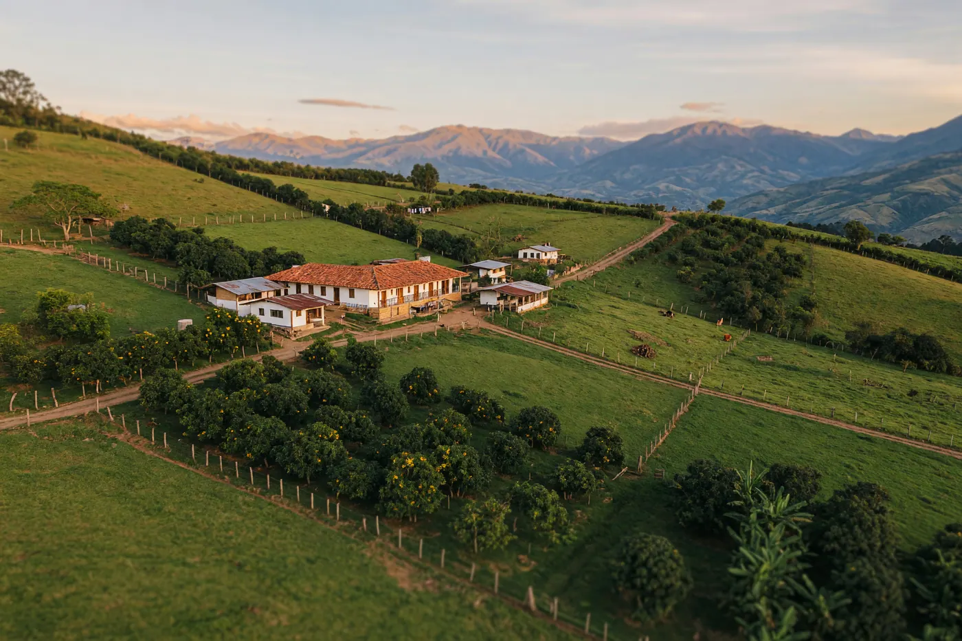 Vista aérea de una finca colombiana — paisaje rural