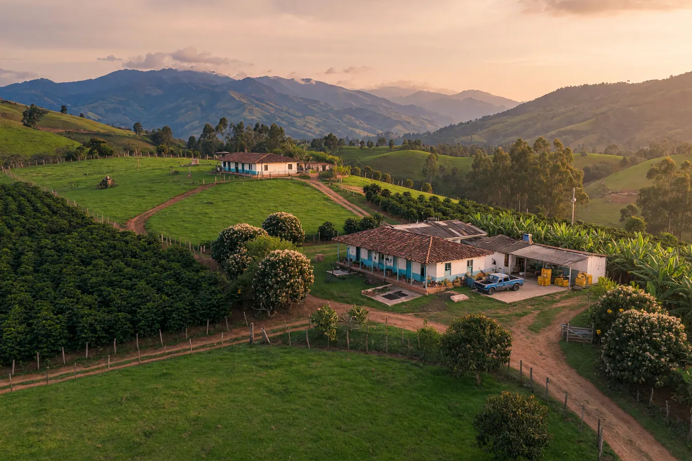 Vista aérea de una finca colombiana — paisaje rural