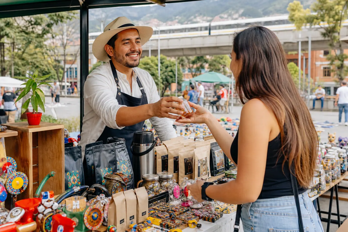Vendedor colombiano atendiendo a un cliente en un puesto de mercado en Medellín