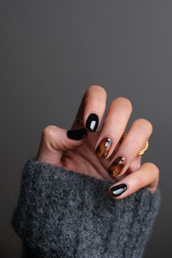 Gel nail manicure — widely available across Colombia at very low prices