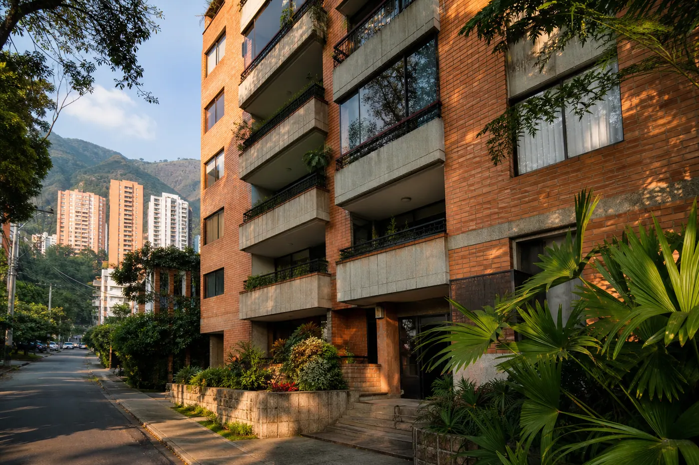 Edificio residencial en Medellín Colombia con señales de arriendo en la fachada