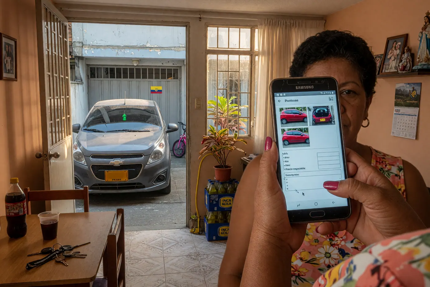 Vendedor sosteniendo un celular con el borrador de un anuncio de carro usado en un hogar colombiano luminoso.
