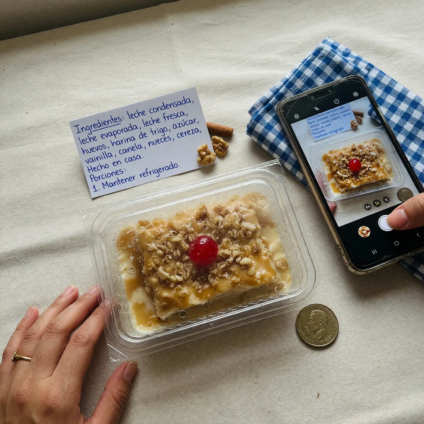 Montaje de un postre casero en empaque sellado junto a una tarjeta de ingredientes, listo para fotografiar y publicar