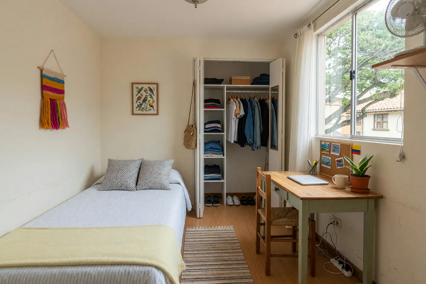 Habitación privada ordenada en un apartamento compartido en Colombia, lista para mostrar a posibles inquilinos
