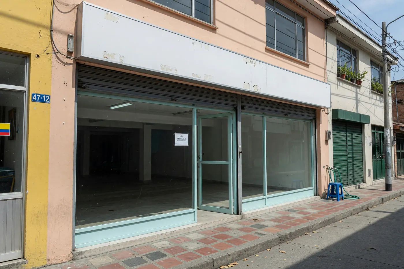 Local comercial en arriendo en Colombia con fachada y vitrina visibles a nivel de calle, listo para fotografiar y publicar.