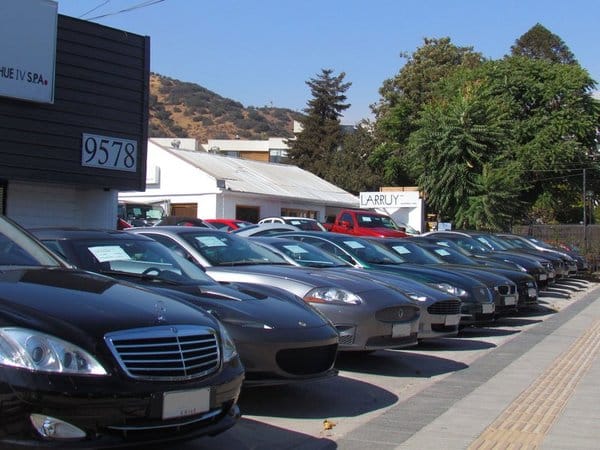 Concesionario de carros usados en Colombia con fila de vehículos disponibles