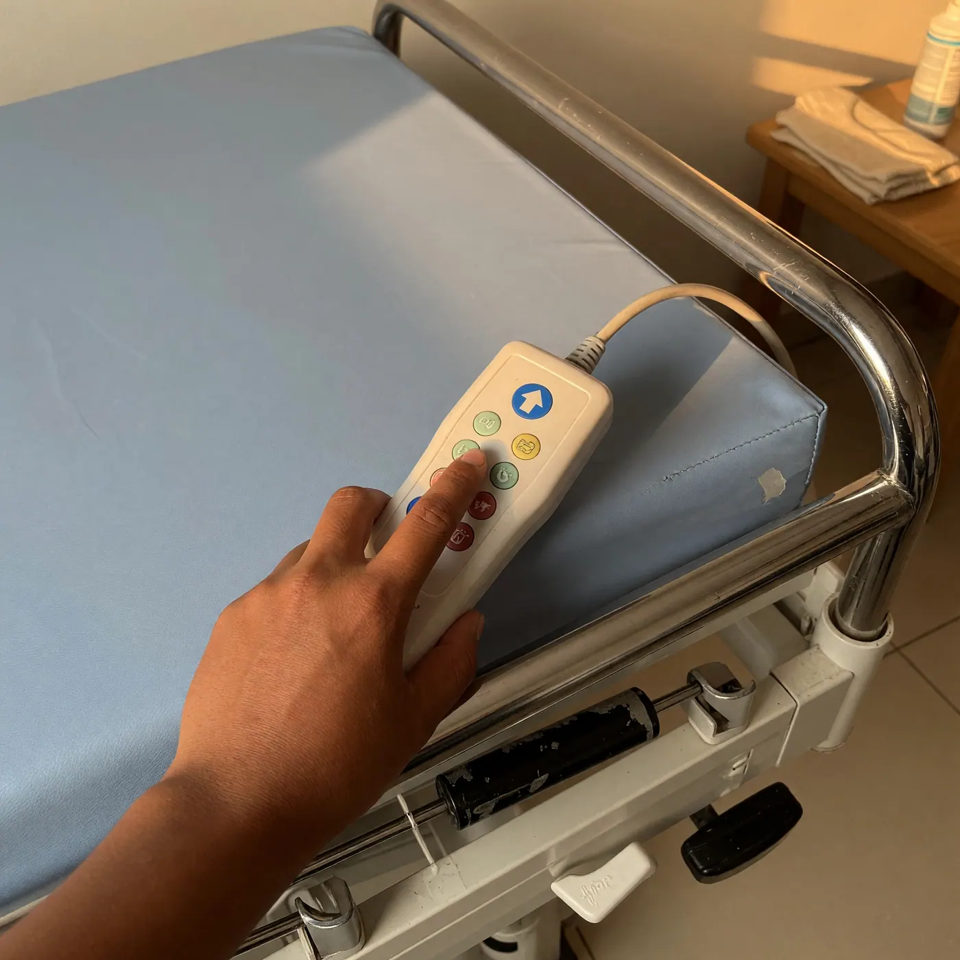 Detalle de control y barandas de seguridad de cama médica usada