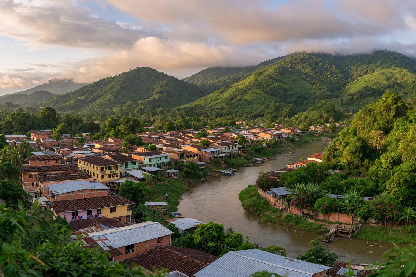 Vista panorámica de Florencia, Caquetá, con el río Hacha y las verdes montañas del piedemonte amazónico bajo un cielo tropical.