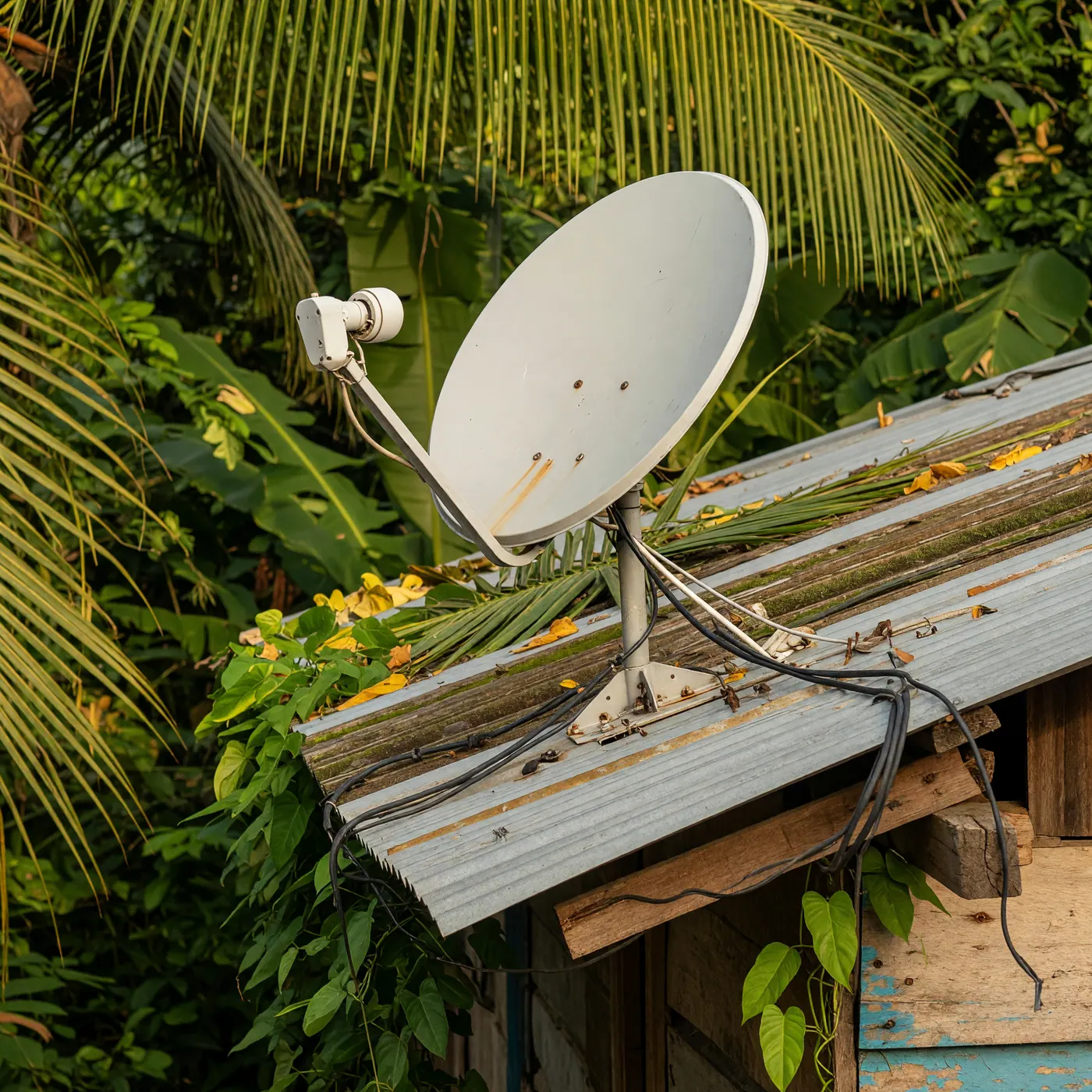 Antena de internet satelital instalada en el techo de una vivienda de madera en Leticia, Amazonas