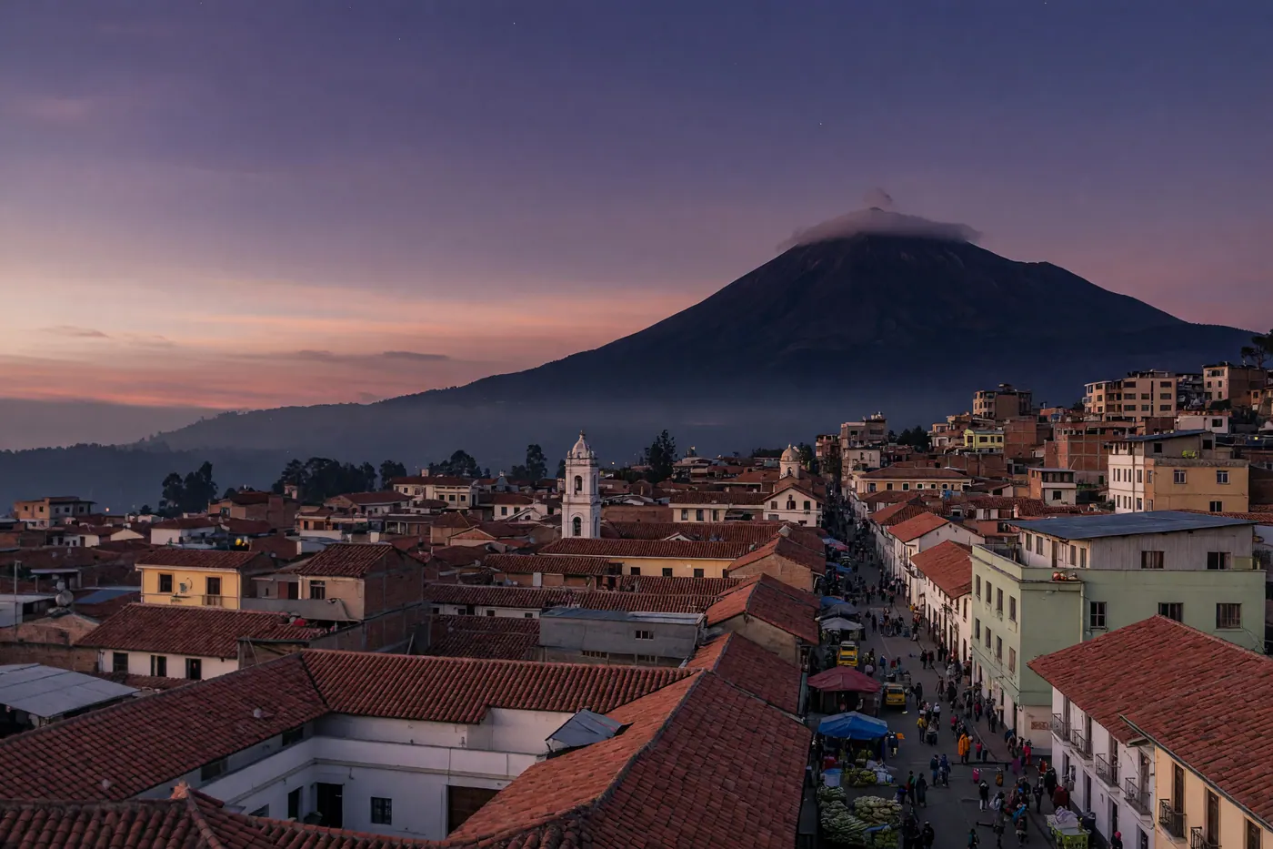 Panorámica de San Juan de Pasto al atardecer con el volcán Galeras de fondo bajo un cielo crepuscular