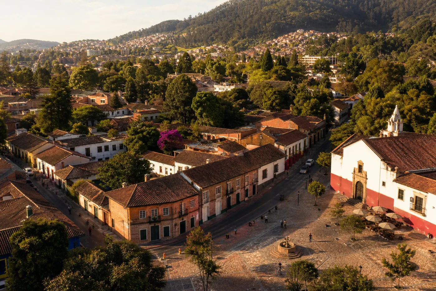 Vista del barrio colonial de Usaquén en Bogotá, Colombia, con casas de ladrillo y calles arboladas