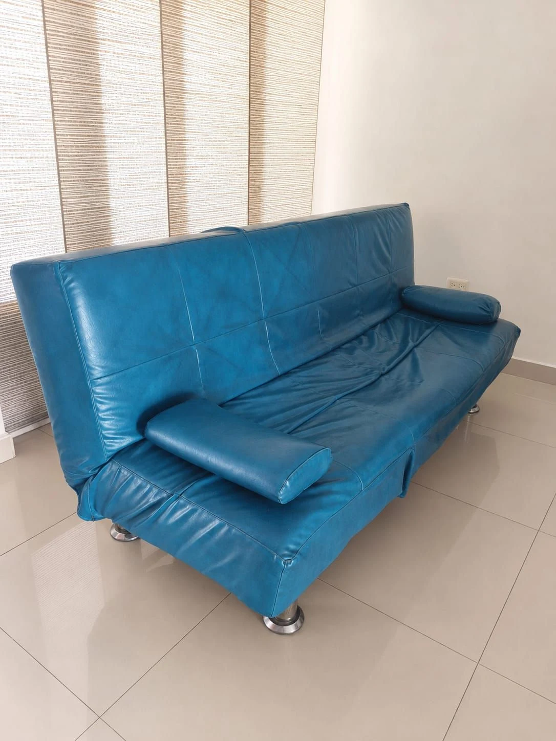 Venta de sofás y salas en Ceiba 2, Cúcuta: Sofá cama azul en cuero sintético — Colombia Move