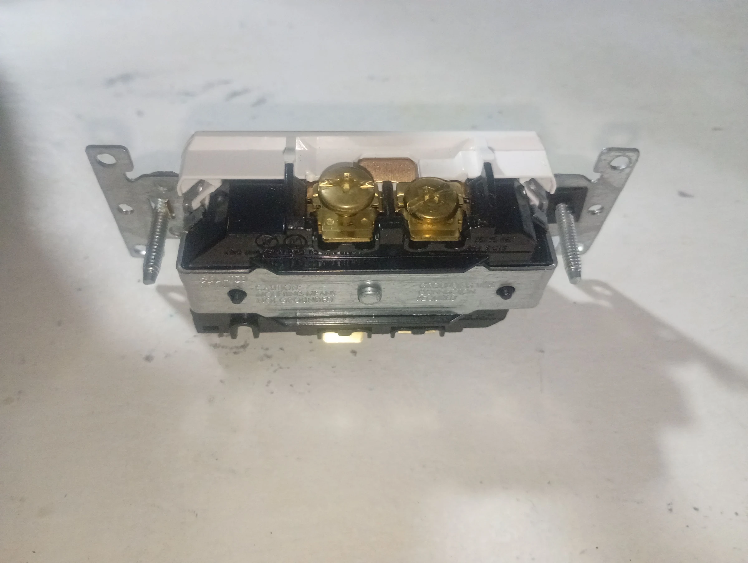 Venta de otra electrónica en Buenos Aires, Medellín: Tomacorriente hospital leviton D8200-IGW 15A 125V Blanco — Colombia Move