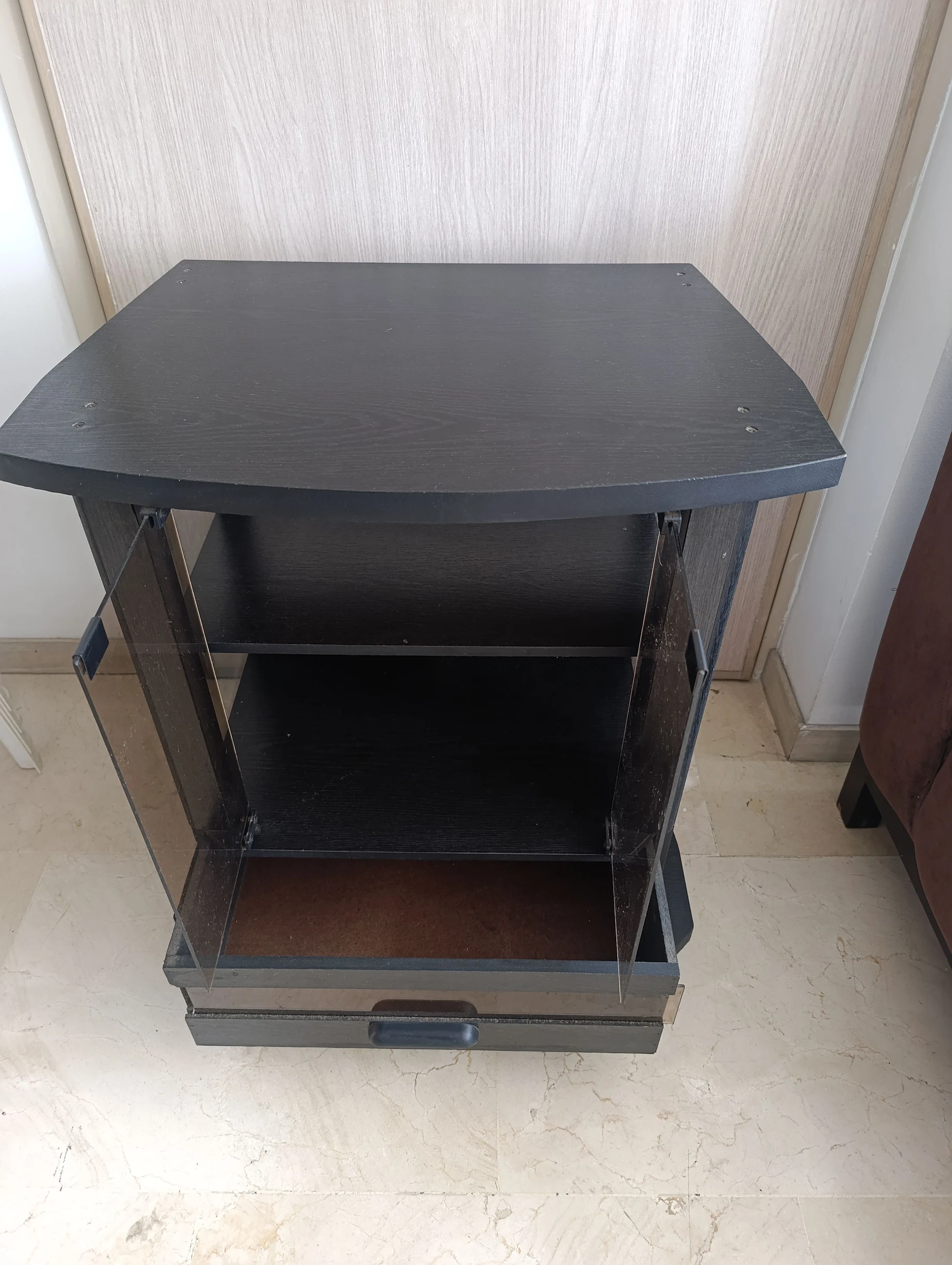 Venta de mesas y sillas en Medellín: Mesa auxiliar en madera y puertas de vidrio en venta — Colombia Move