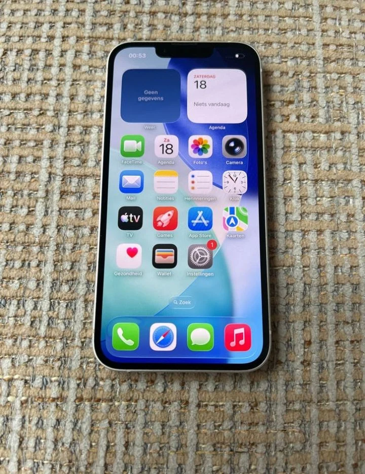 Smartphone Apple iPhone con pantalla encendida