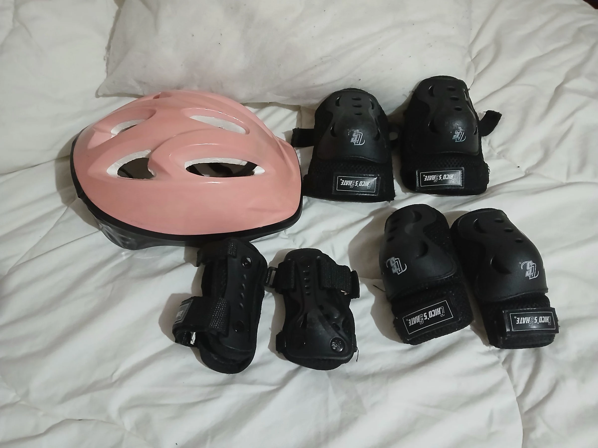 Venta de deportes y fitness en Usaquén, Bogotá: Kit de protección deportiva con casco rosado y rodilleras — Colombia Move