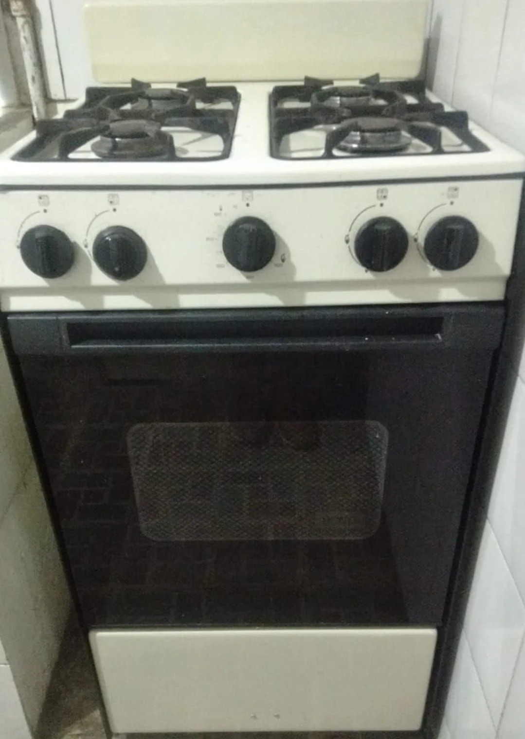 Venta de electrodomésticos en Bogotá: Estufa a gas de 4 puestos con horno, color beige y negro — Colombia Move