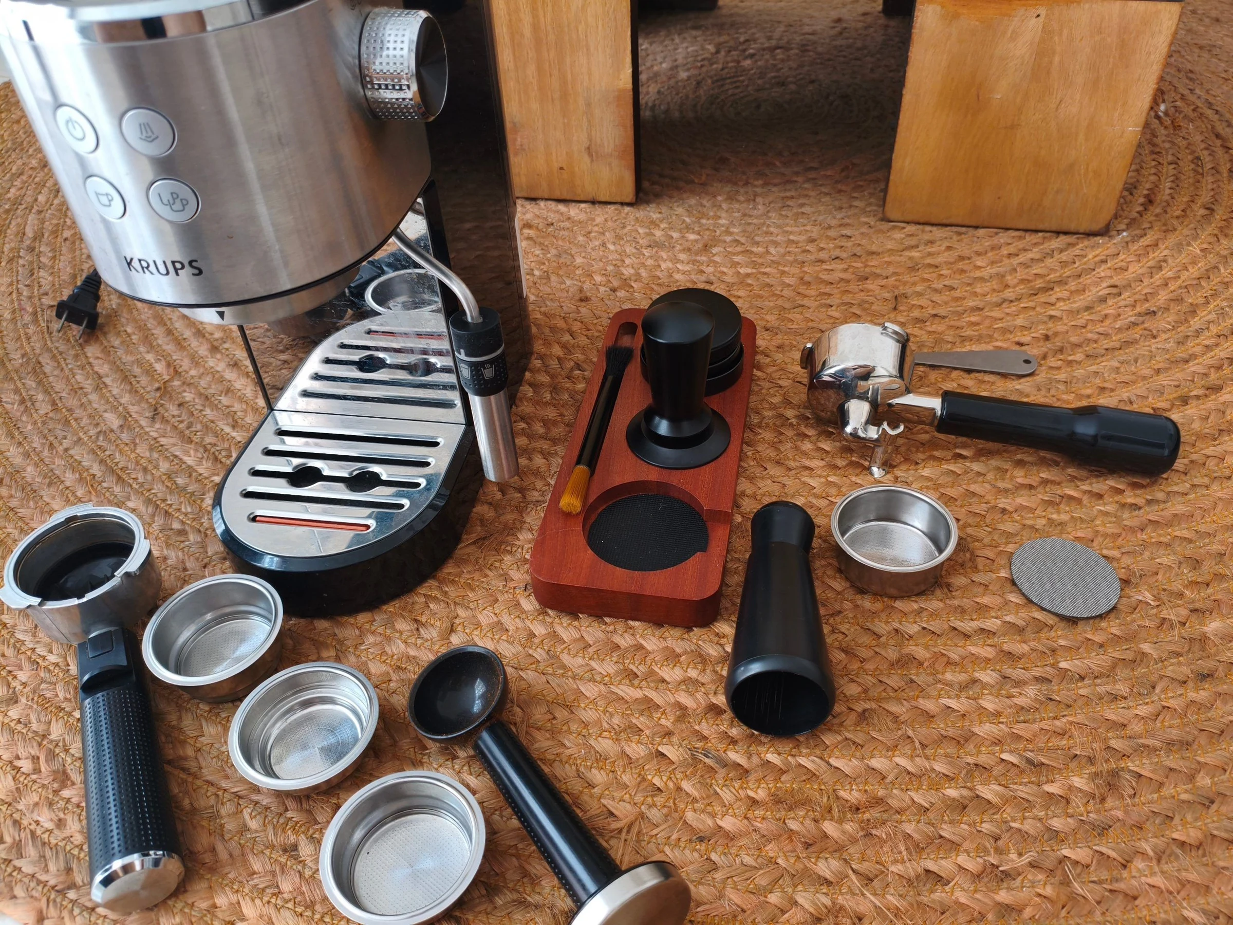 Venta de café y bebidas en Cali: Combo Cafetera Krups Divine Inox + Molino Nuevo + Accesorios — Colombia Move