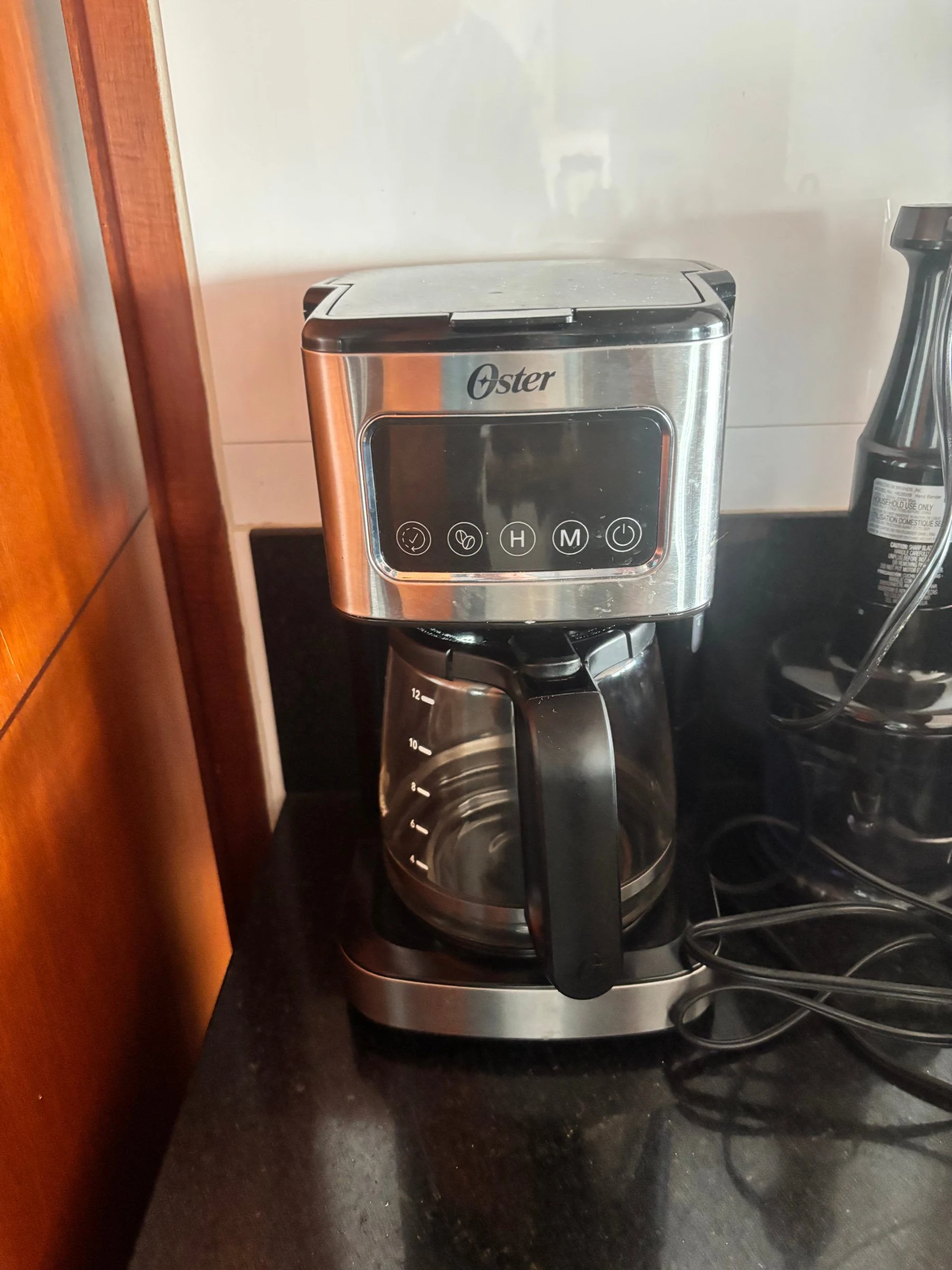 Venta de electrodomésticos en Usaquén, Bogotá: Cafetera Oster de acero inoxidable con panel táctil y jarra de vidrio — Colombia Move