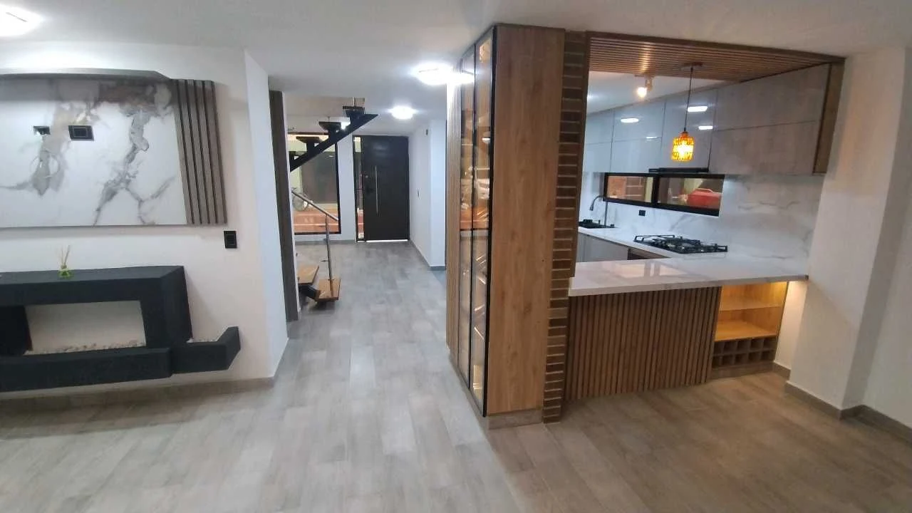 Venta de casa campestre en Canelon - Colegio Cambridge, Cajicá: Cajica, Canelón, 164 M2 const, 160 M2 zona verde — Colombia Move
