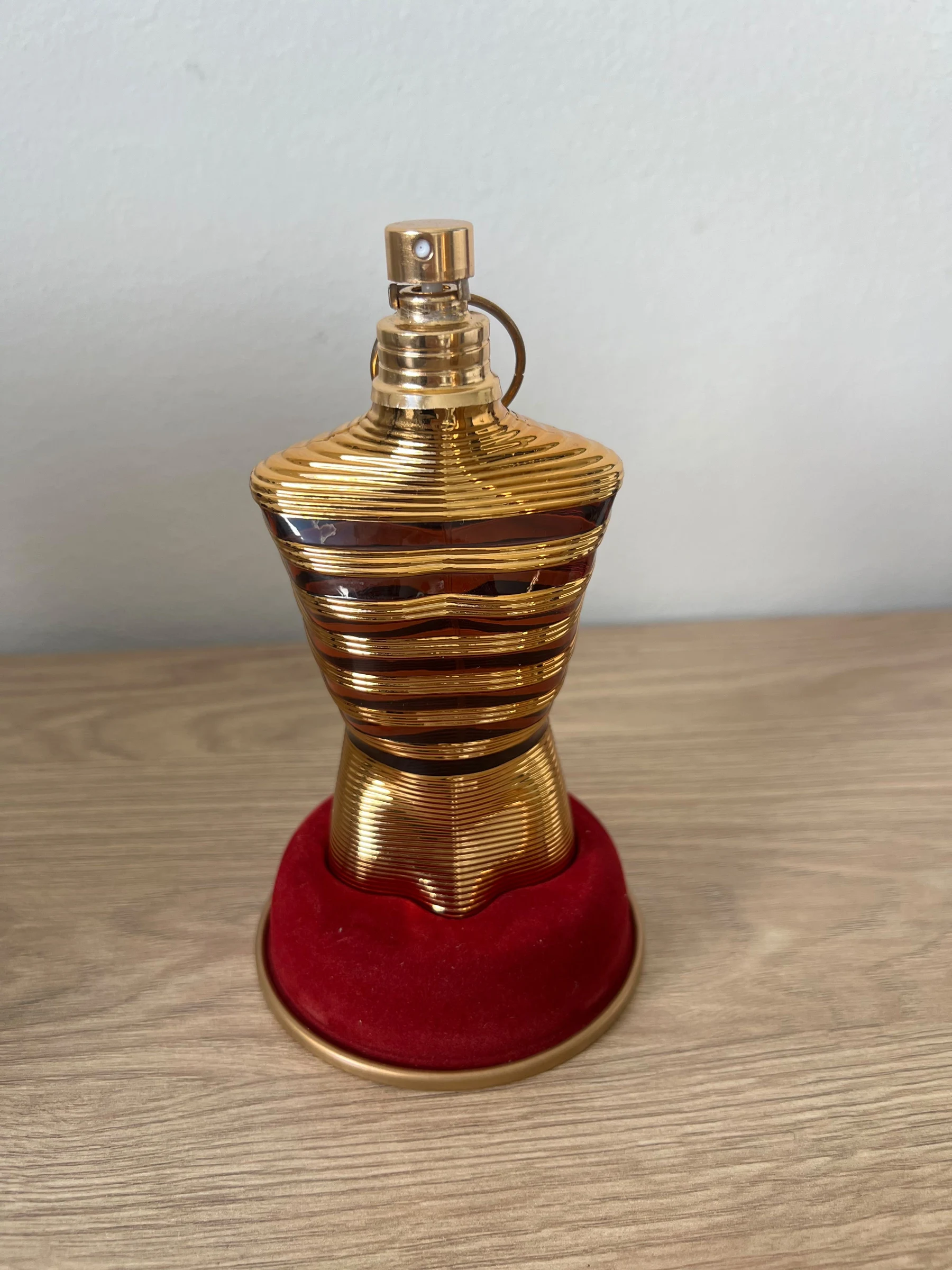 Venta de fragancias y perfumes en Bucaramanga: Perfume Jean Paul Gaultier Le Male Elixir con reloj de lujo — Colombia Move