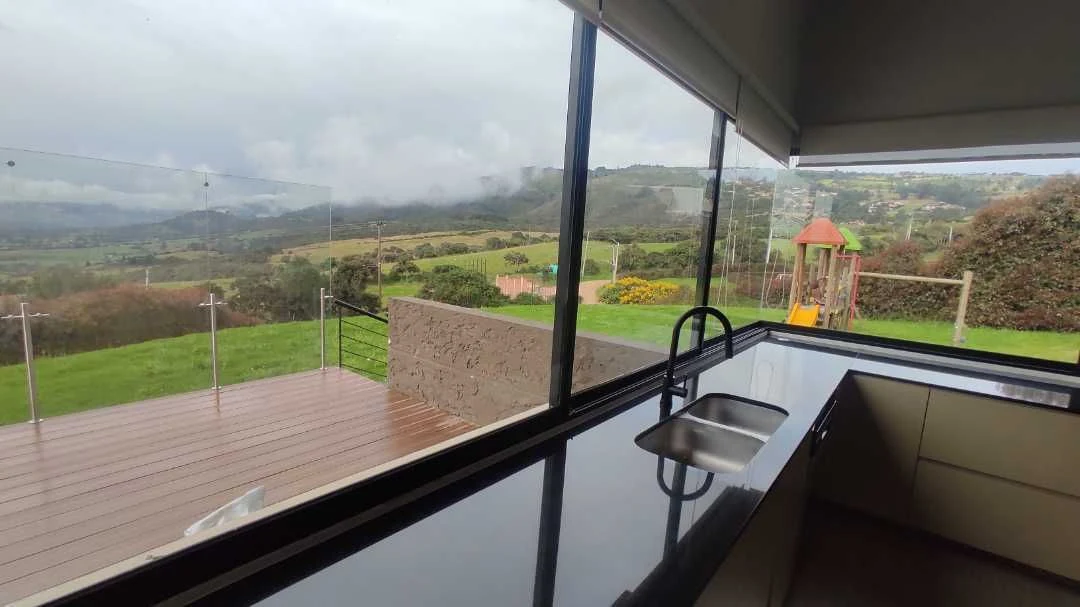 Venta de casa campestre en Aposentos de Yerbabuena, Chía: Aposentos de Yerbabuena, 1 nivel, 2340 M2 lote, 316 M2 const — Colombia Move