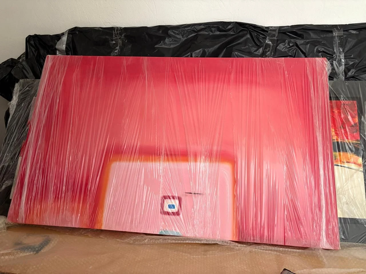 Venta de decoración y hogar en Bocagrande, Cartagena: Cuadro abstracto rojo y rosado envuelto en plástico — Colombia Move