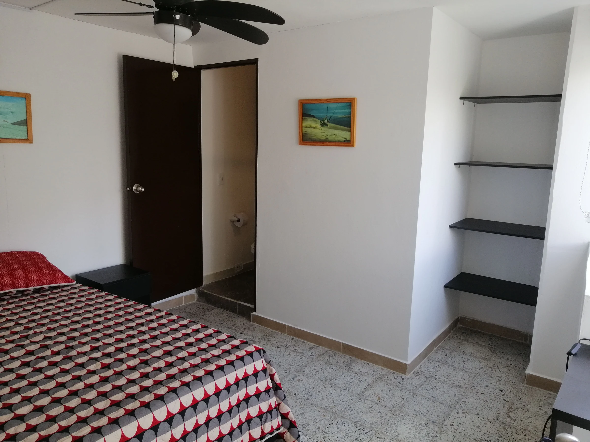Alquiler de habitación / compartir en Medellín: Habitación acogedora en Laureles baño privado #402-2 — Colombia Move
