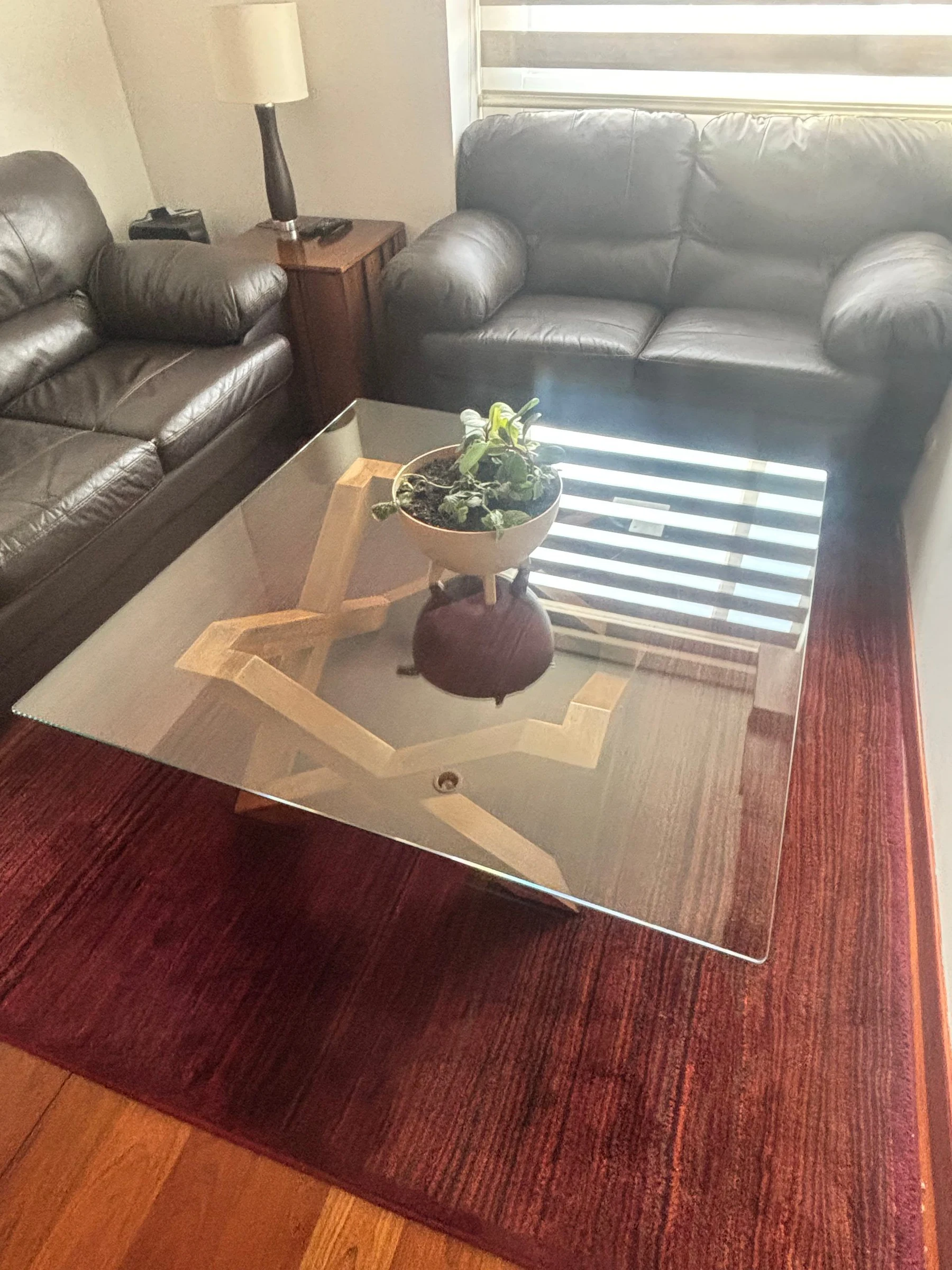 Venta de mesas y sillas en Usaquén, Bogotá: Mesa de Centro 1,20 x 1,20 cubierta de vidrio y hermosa base de madera geométrica — Colombia Move