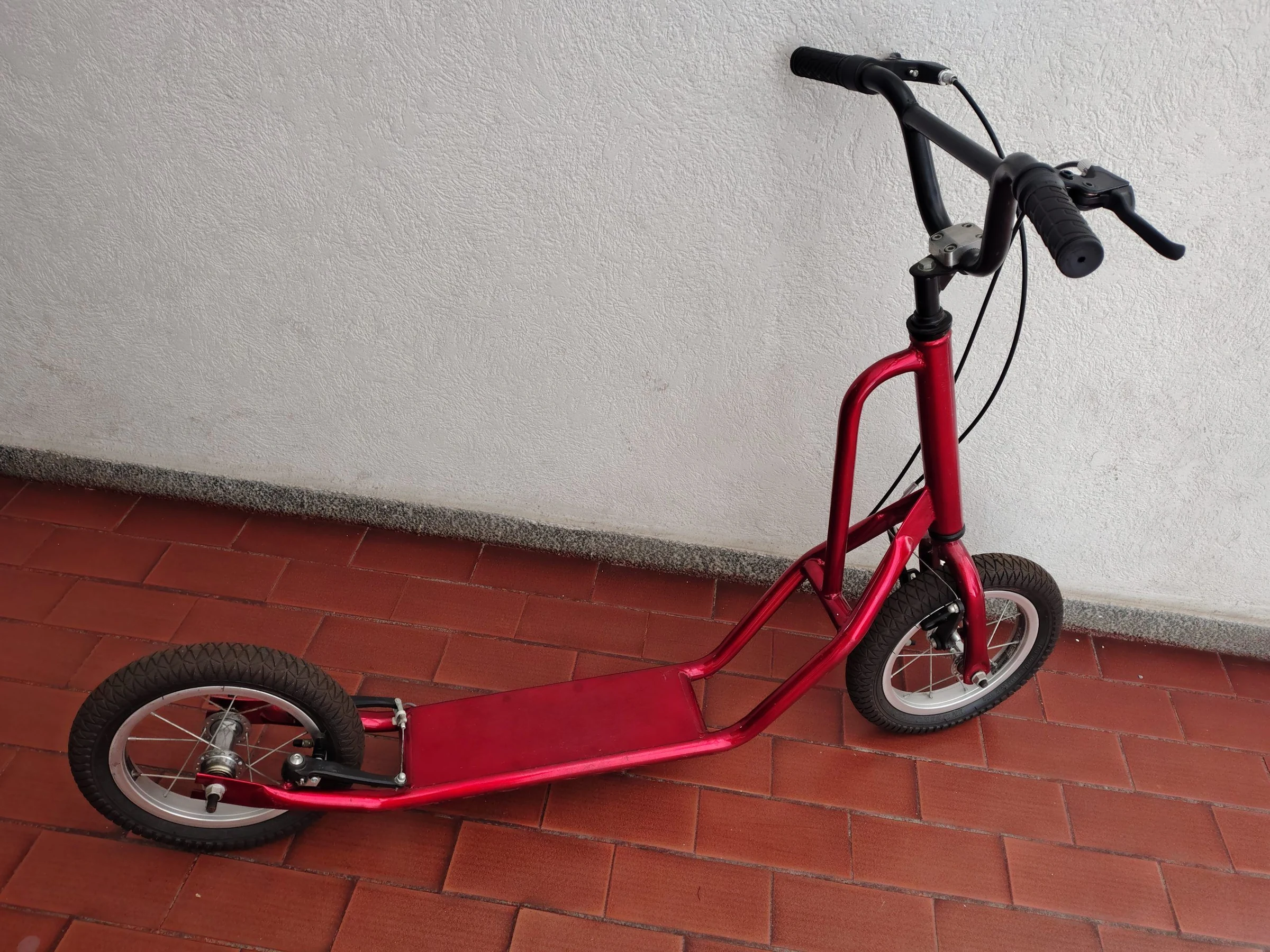 Venta de juguetes y estimulación en Cali: Scooter patineta roja con llantas de aire y frenos de mano — Colombia Move