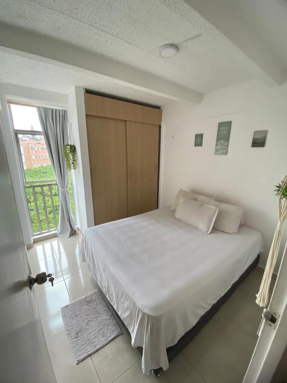 Habitacion amoblada con cama doble y armario