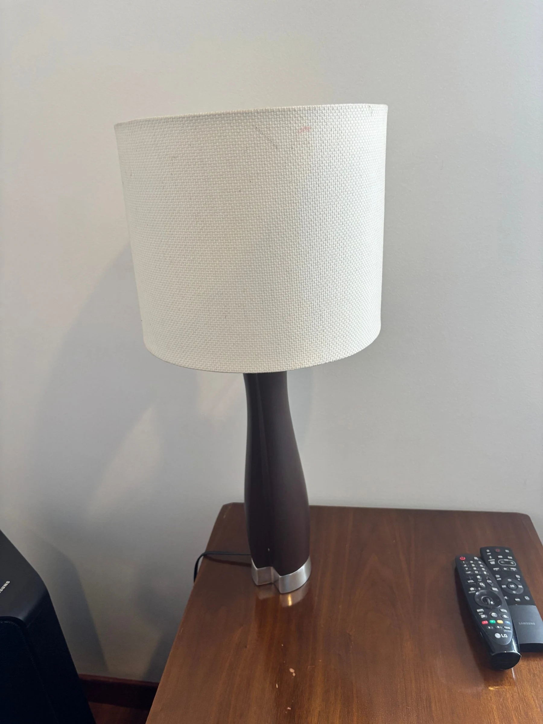 Venta de decoración y hogar en Usaquén, Bogotá: Elegante Lámpara de mesa con pantalla blanca y base café oscuro — Colombia Move
