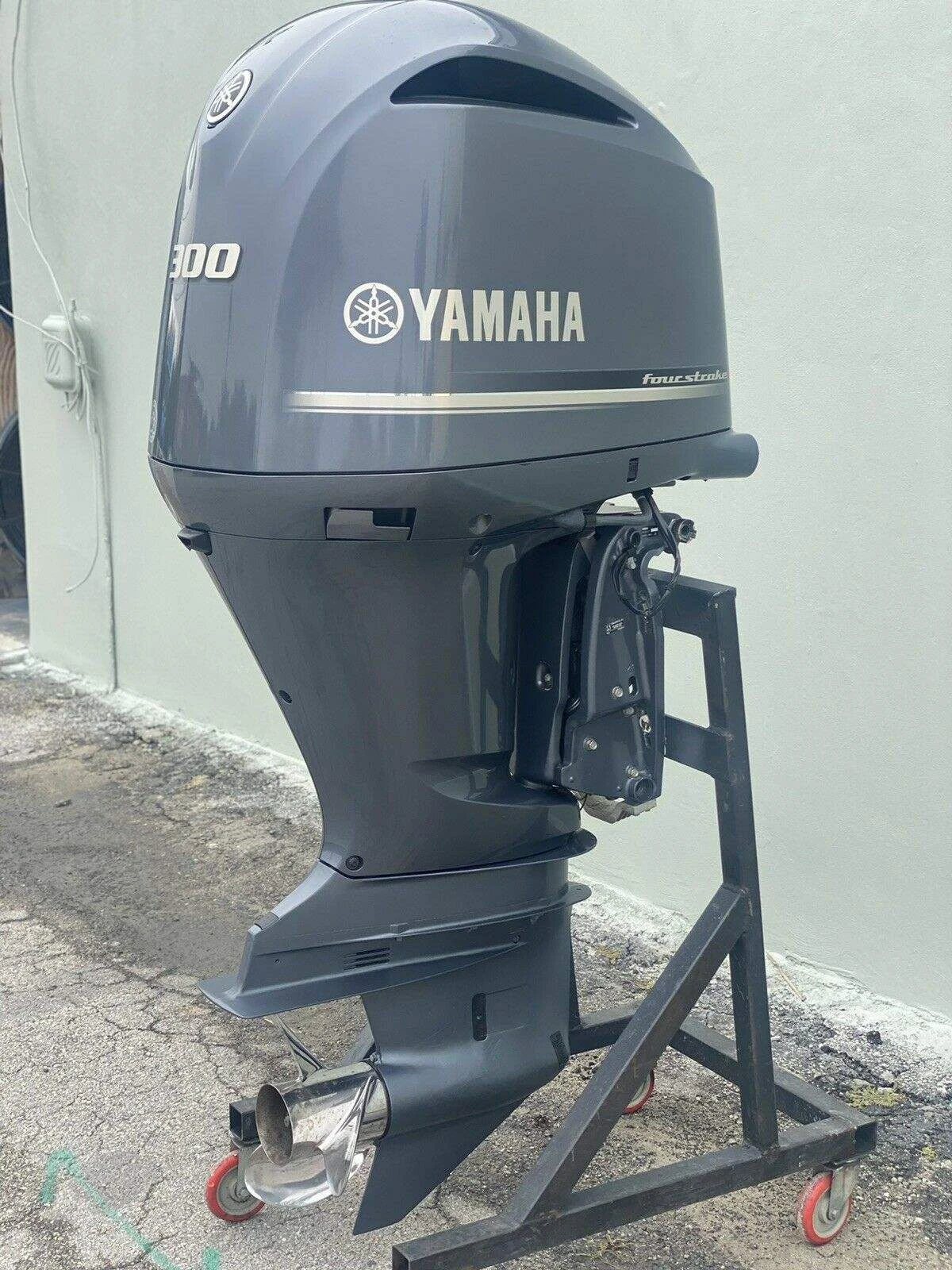 Venta de repuestos y accesorios en Medellín: Motor fuera de borda Yamaha 300 HP — Colombia Move