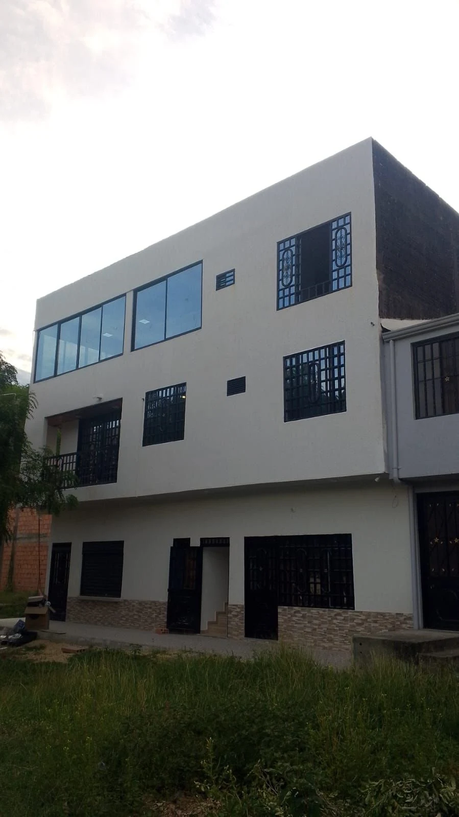 Venta de casa en Girardot, Bogotá: Casa de tres pisos en venta con fachada blanca — Colombia Move