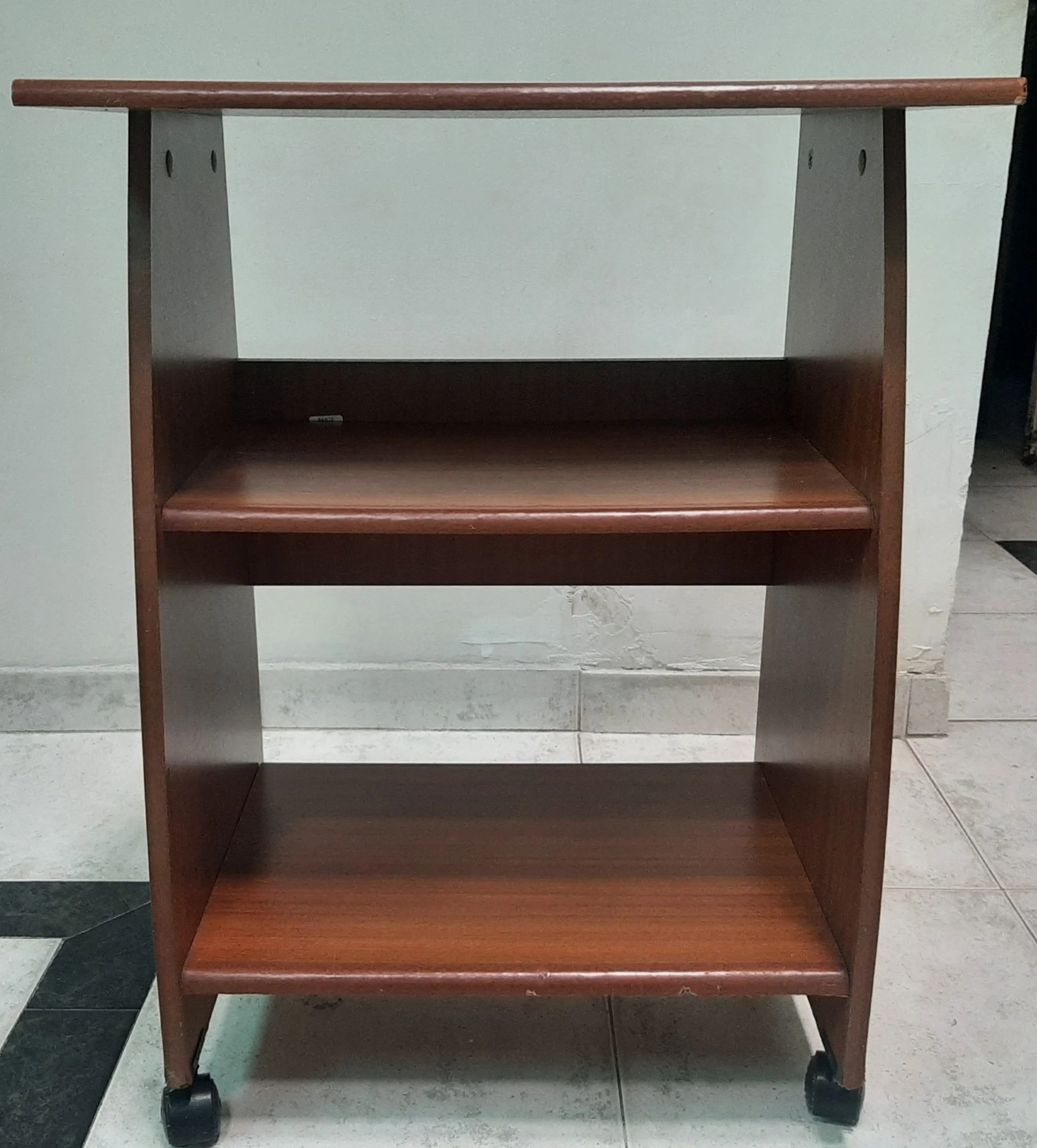 Venta de otro mueble en Popayán: Mueble auxiliar de madera con ruedas y dos repisas — Colombia Move