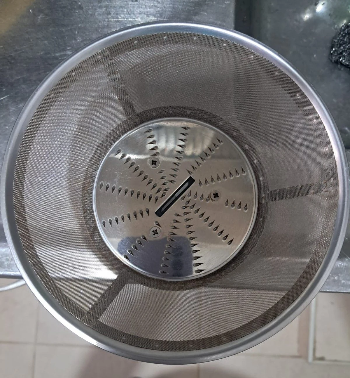 Venta de electrodomésticos en Guayabal, Medellín: Extractor de jugos Breville con filtro, tapa y empujador — Colombia Move