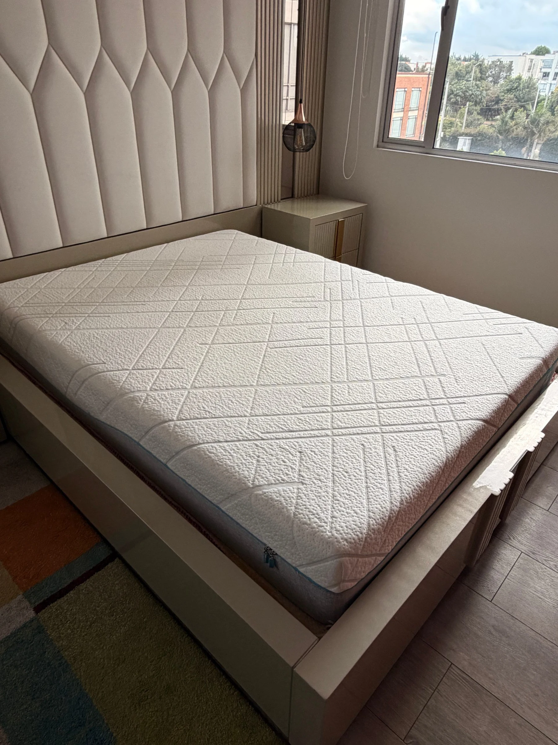 Venta de camas y colchones en Bogotá: Colchón doble EUROMATTRESS 140x190x30 ZERO GRAVITY, poco uso — Colombia Move
