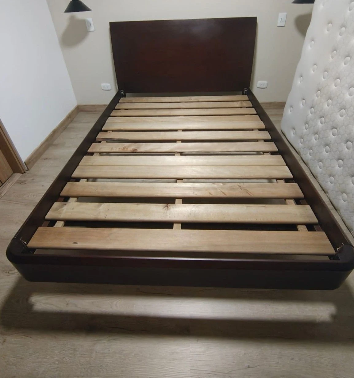 Venta de camas y colchones en Bogotá: Cama de madera y mesitas de noche usadas, buen estado — Colombia Move