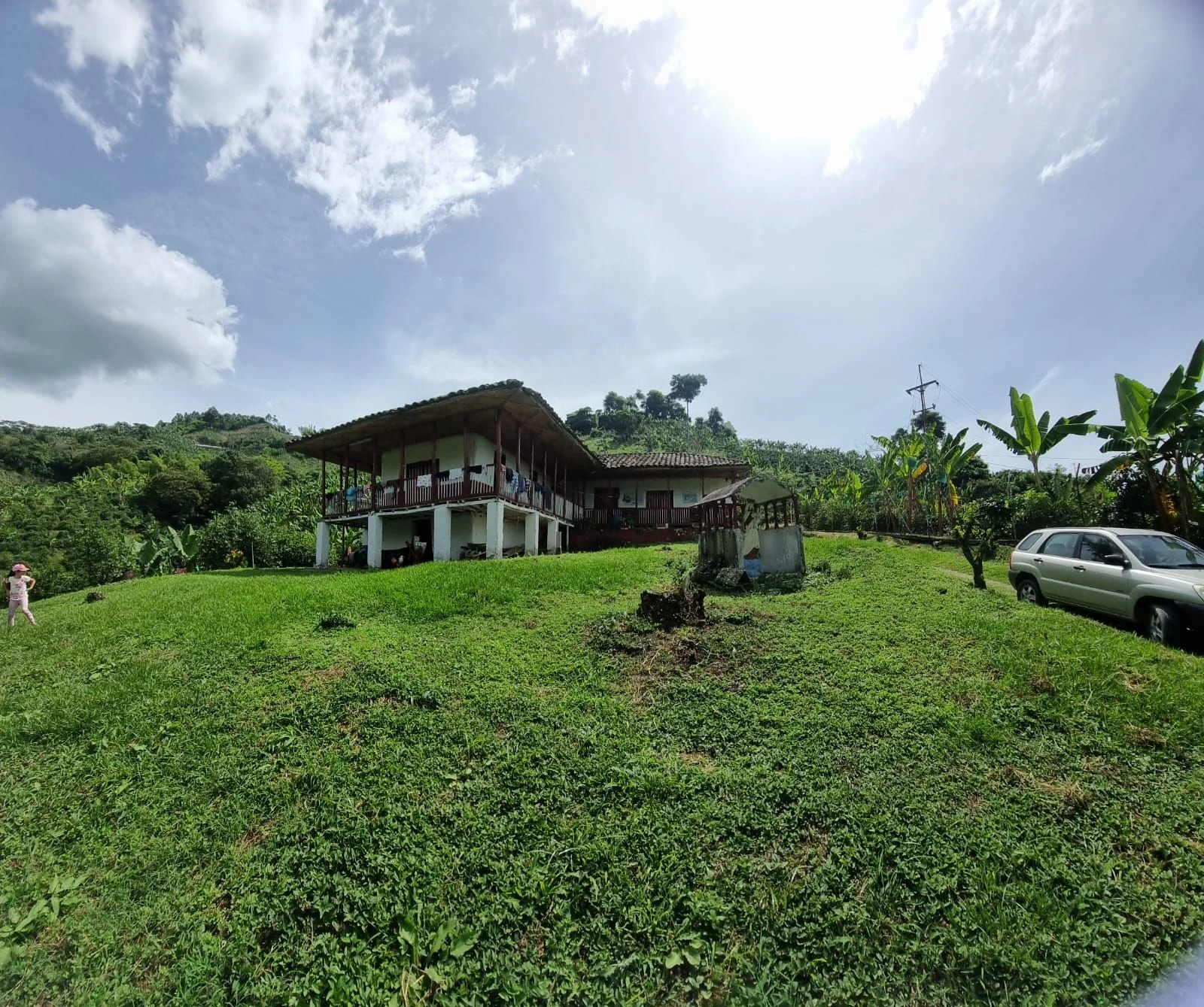 Casa campesina tradicional de dos plantas con balcón de madera en la finca de Filadelfia, Caldas