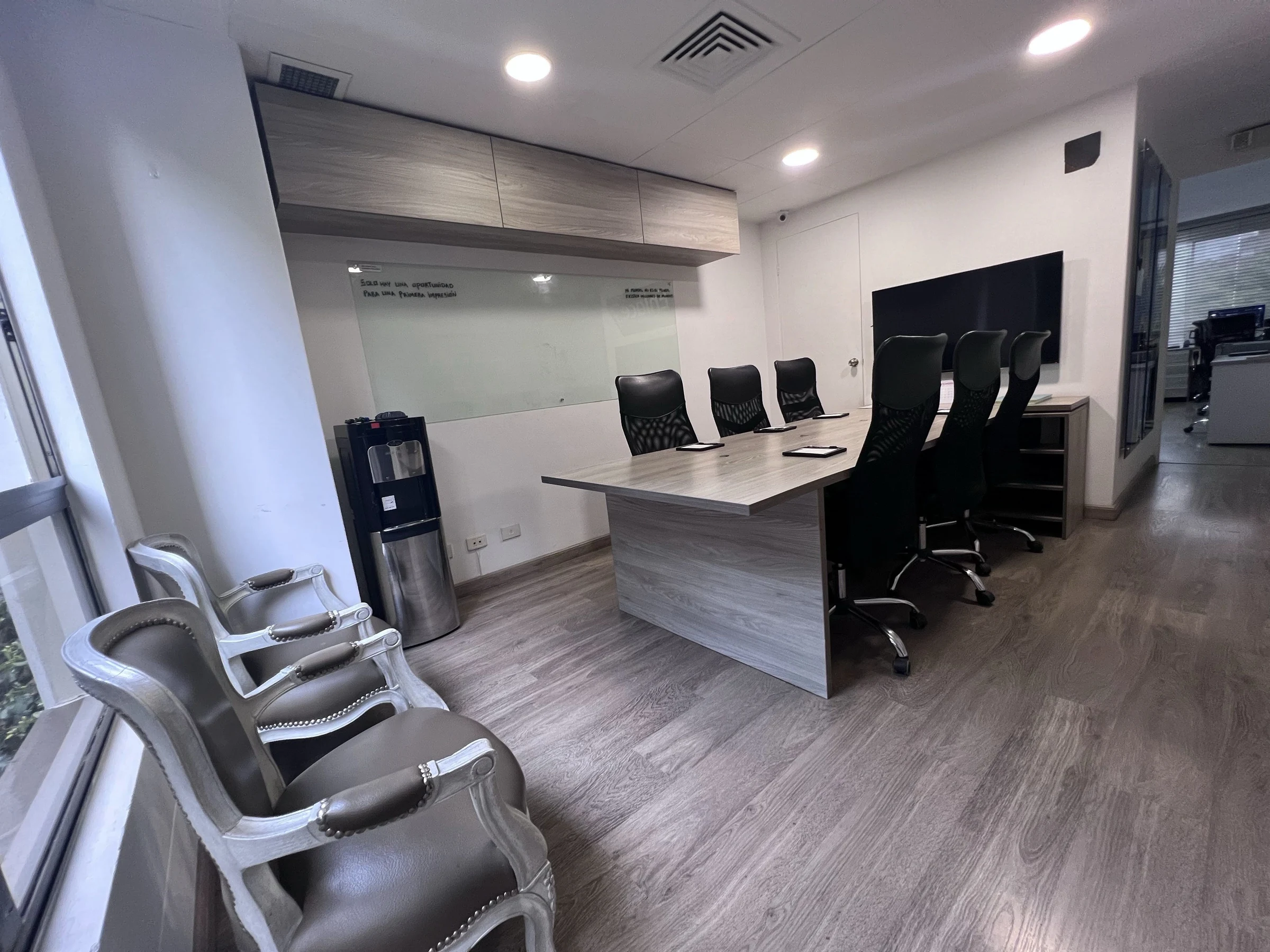 Venta de oficina en Medellín: Oficina con muy buena ubicacion y muy buenos acabados (solo oficina, sin amoblar) — Colombia Move
