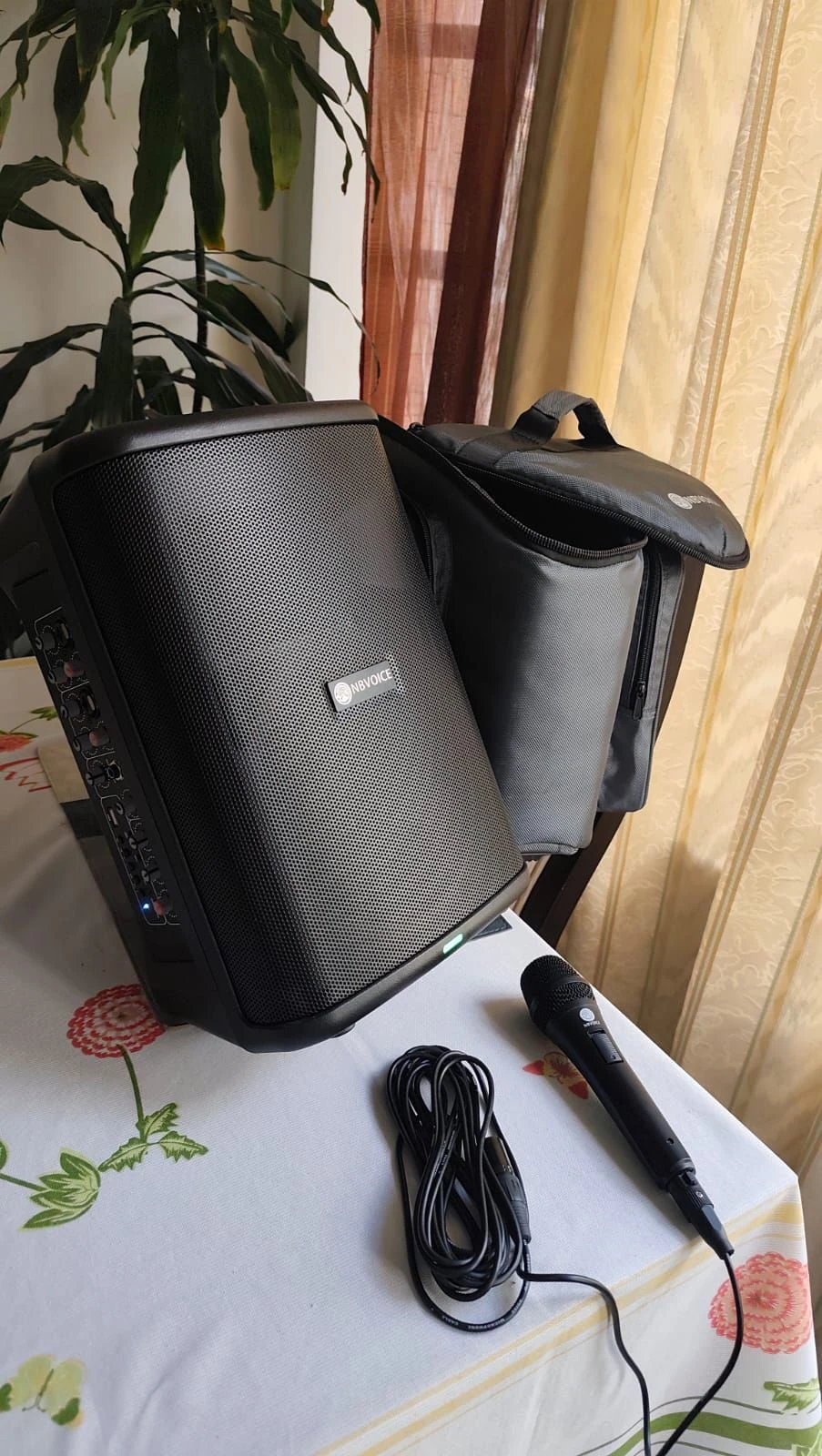 Venta de audio y video en Funza: Altavoz Profesional NBVOICE 180W — Sistema Completo con Batería, Micrófono, Maleta y Conexiones Múltiples — Colombia Move