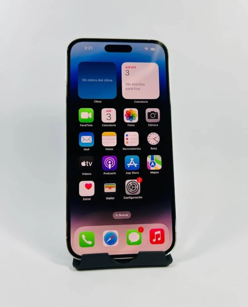 Venta de celulares y tablets en Bogotá: iPhone con triple cámara trasera color plata en soporte — Colombia Move