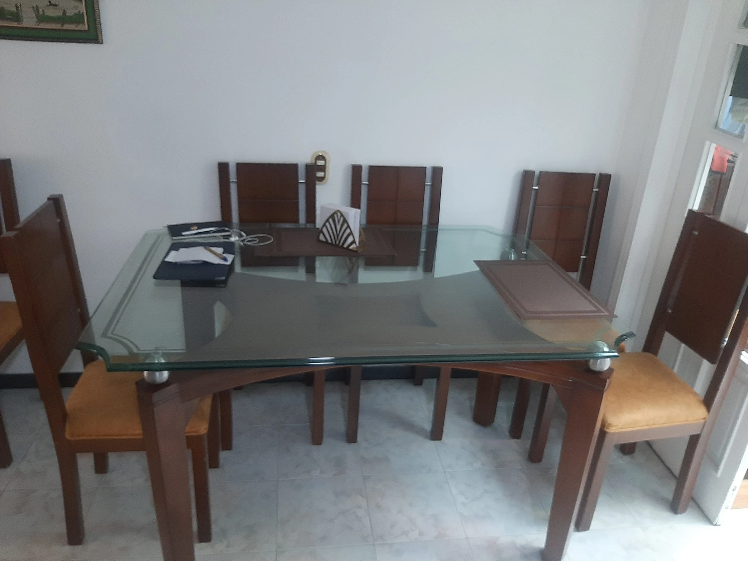 Venta de cocina y comedor en Bogotá: Comedor con mesa de vidrio y sillas de madera — Colombia Move