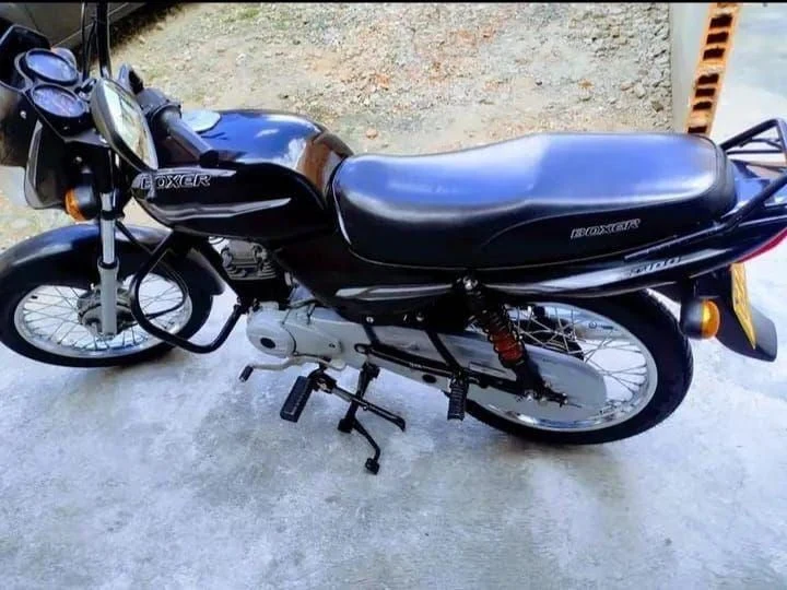 Venta de motos en Villavicencio: Moto Boxer negra y azul en buen estado — Colombia Move