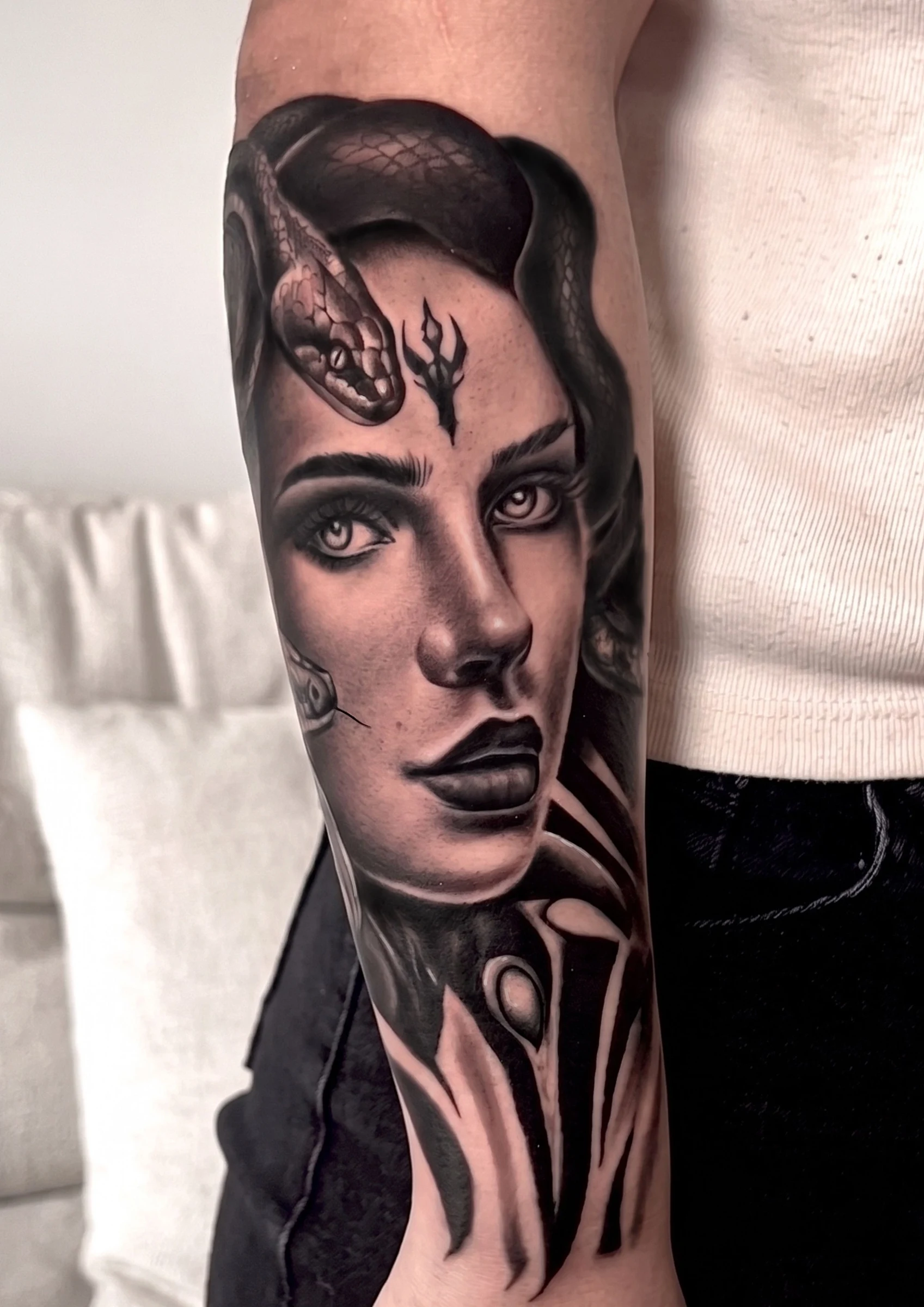 Tatuajes realismo personalizado en antebrazo – Medellín (El Poblado)